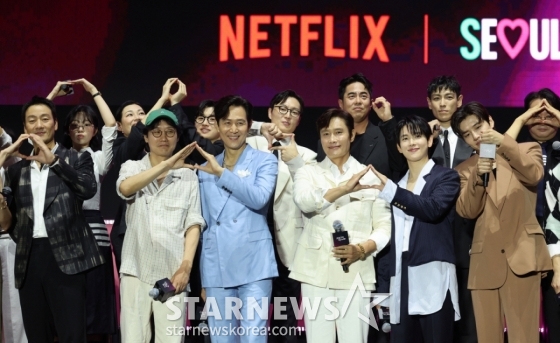 [서울=뉴시스] 권창회 기자 = 황동혁 감독, 배우 이정재, 이병헌을 비롯한 참석배우들이 서울 중구 서울광장에서 열린 오징어게임3 팬 이벤트 행사에서 기념촬영을 하고 있다. 2025.06.28. kch0523@newsis.com /사진=권창회