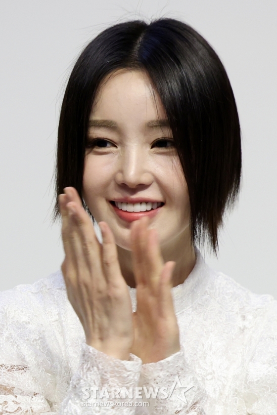 [서울=뉴시스] 박진희 기자 = 연극 &#039;레미제라블&#039; 출연 배우 남규리(코제트 역)가 30일 서울 강남구 더샵갤러리에서 제작발표회를 하고 있다. 2024.10.30. pak7130@newsis.com /사진=박진희