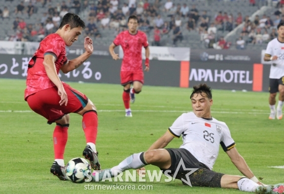 2025 동아시아축구연맹(EAFF) E-1 풋볼 챔피언십(동아시안컵) 한국-중국전이 7일 경기도  용인미르스타디움에서 열렸다.  대한민국 이동경이 중국 우미티지앙 우수푸를 등진 채, 슛 찬스를 노리고 있다. /사진=김진경 대기자