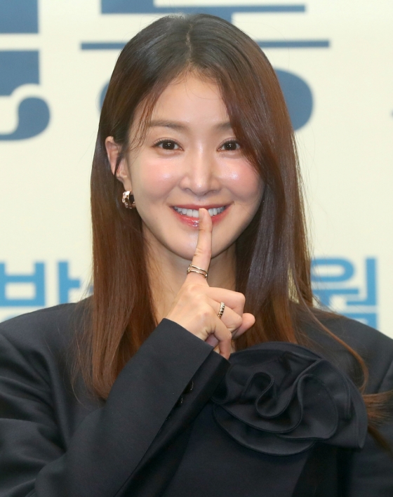 [서울=뉴시스] 김혜진 기자 = 배우 이시영이 16일 오후 서울 마포구 스탠포드호텔에서 열린 ENA 새 월화드라마 &#039;살롱 드 홈즈&#039; 제작발표회에서 포즈를 취하고 있다. 2025.06.16. jini@newsis.com /사진=김혜진