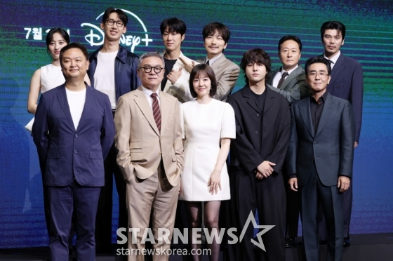 배우 김민, 이상진, 정윤호, 이동휘, 김종수, 김성오, 류승룡, 양세종, 임수정, 김의성, 강윤성 감독(뒷줄 왼쪽부터 시계방향)이 8일 서울 영등포구 콘래드 호텔에서 진행된 디즈니+ 드라마 &#039;파인: 촌뜨기들&#039; 제작발표회에 참석해 포즈를 취하고 있다. /2025.07.08 /사진=김휘선 hwijpg@