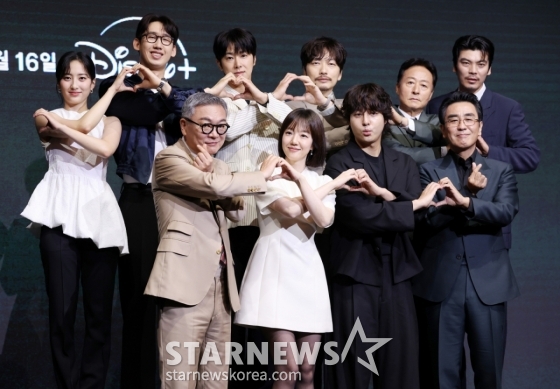 배우 김민, 이상진, 정윤호, 이동휘, 김종수, 김성오, 류승룡, 양세종, 임수정, 김의성이(뒷줄 왼쪽부터 시계방향)이 8일 서울 영등포구 콘래드 호텔에서 진행된 디즈니+ 드라마 &#039;파인: 촌뜨기들&#039; 제작발표회에 참석해 포즈를 취하고 있다. /2025.07.08 /사진=김휘선 hwijpg@