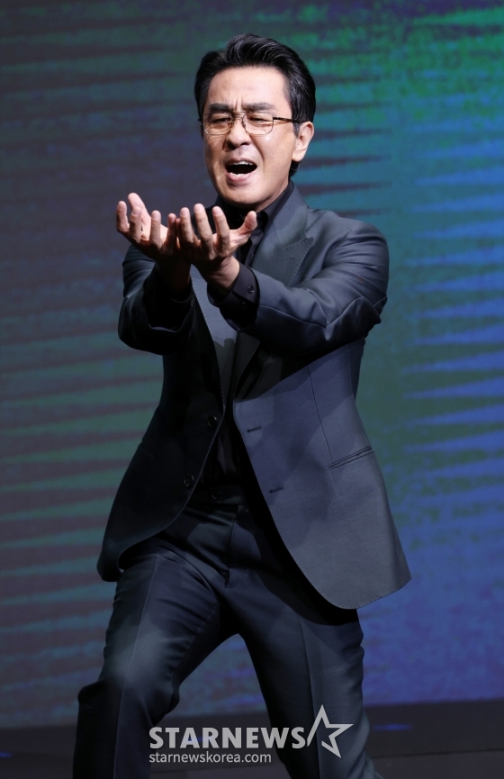 배우 류승룡이 8일 서울 영등포구 콘래드 호텔에서 진행된 디즈니+ 드라마 &#039;파인: 촌뜨기들&#039; 제작발표회에 참석해 포즈를 취하고 있다. /2025.07.08 /사진=김휘선 hwijpg@