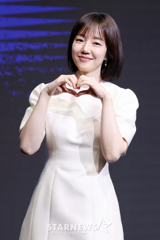 배우 임수정이 8일 서울 영등포구 콘래드 호텔에서 진행된 디즈니+ 드라마 &#039;파인: 촌뜨기들&#039; 제작발표회에 참석해 포즈를 취하고 있다. /2025.07.08 /사진=김휘선 hwijpg@