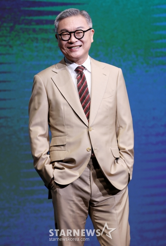 배우 김의성이 8일 서울 영등포구 콘래드 호텔에서 진행된 디즈니+ 드라마 &#039;파인: 촌뜨기들&#039; 제작발표회에 참석해 포즈를 취하고 있다. /2025.07.08 /사진=김휘선 hwijpg@