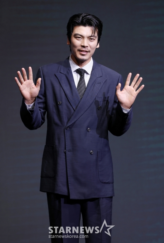 배우 김성오가 8일 서울 영등포구 콘래드 호텔에서 진행된 디즈니+ 드라마 &#039;파인: 촌뜨기들&#039; 제작발표회에 참석해 포즈를 취하고 있다. /2025.07.08 /사진=김휘선 hwijpg@