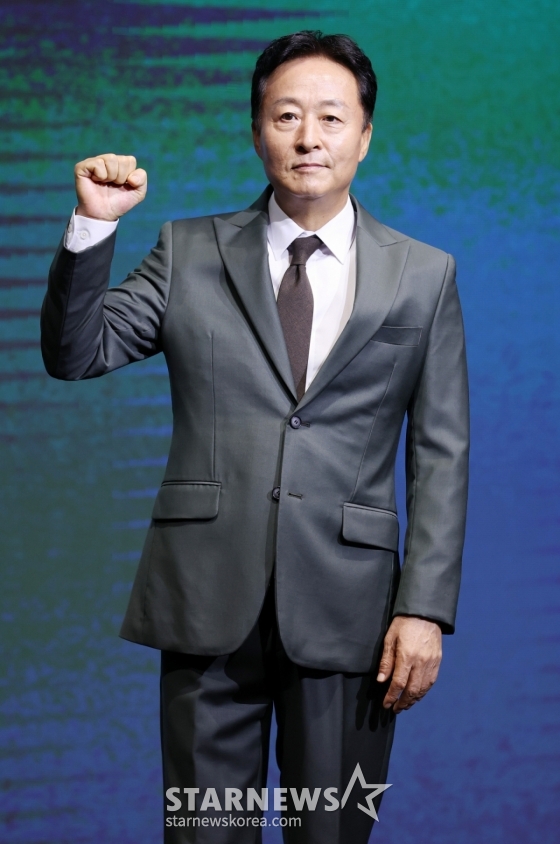 배우 김종수가 8일 서울 영등포구 콘래드 호텔에서 진행된 디즈니+ 드라마 &#039;파인: 촌뜨기들&#039; 제작발표회에 참석해 포즈를 취하고 있다. /2025.07.08 /사진=김휘선 hwijpg@