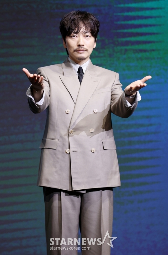 배우 이동휘가 8일 서울 영등포구 콘래드 호텔에서 진행된 디즈니+ 드라마 &#039;파인: 촌뜨기들&#039; 제작발표회에 참석해 포즈를 취하고 있다. /2025.07.08 /사진=김휘선 hwijpg@