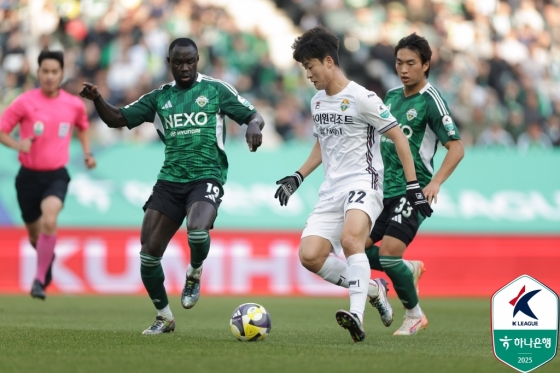 전북 현대와 2년 동행을 마치고 떠나는 보아텡(왼쪽). /사진=힌국프로축구연맹 제공