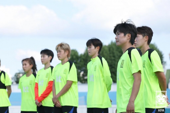 지소연(오른쪽)을 비롯한 여자 국가대표팀 선수들이 동아시아축구연맹(EAFF) E-1 챔피언십(동아시안컵)에 앞서 훈련에 임하고 있다. /사진=대한축구협회(KFA) 제공