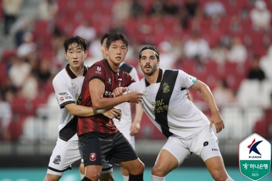 부천FC 영입생 백동규(가운데). /사진=한국프로축구연맹 제공