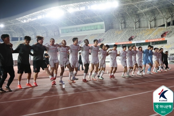 기뻐하는 부천FC 선수단. /사진=한국프로축구연맹 제공