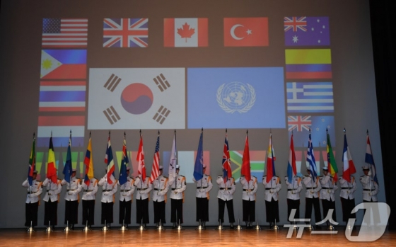 지난 6월 25일 경북 포항시청 대잠홀에서 열린 6.25전쟁 75주년 기념식에서 UN과 참전 국가들의 국기가 입장하고 있다. /사진=뉴스1