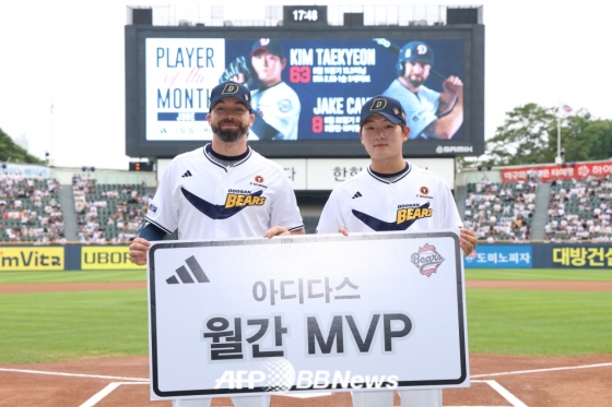 두산 베어스 외국인 타자 케이브(왼쪽)와 마무리 투수 김택연. /사진=두산 베어스 제공