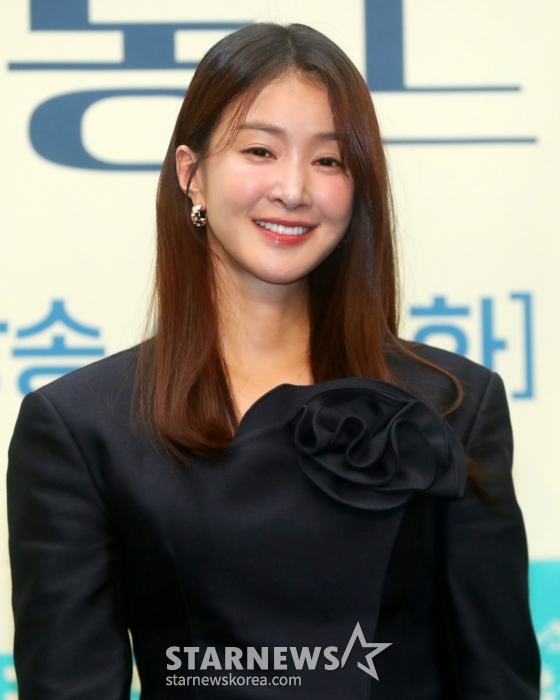 [서울=뉴시스] 김혜진 기자 = 배우 이시영이 16일 오후 서울 마포구 스탠포드호텔에서 열린 ENA 새 월화드라마 &#039;살롱 드 홈즈&#039; 제작발표회에서 포즈를 취하고 있다. 2025.06.16. jini@newsis.com /사진=김혜진