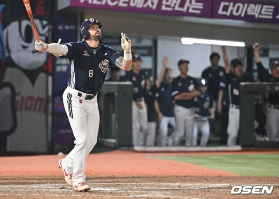 두산 제이크 케이브가 8일 사직 롯데전에서 8회 동점 2점 홈런을 터트리고 있다. 