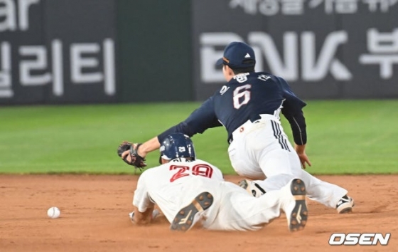 두산 박계범이 8일 사직 롯데전에서 7회말 실책을 저지르며 레이예스가 2루로 들어가고 있다. 
