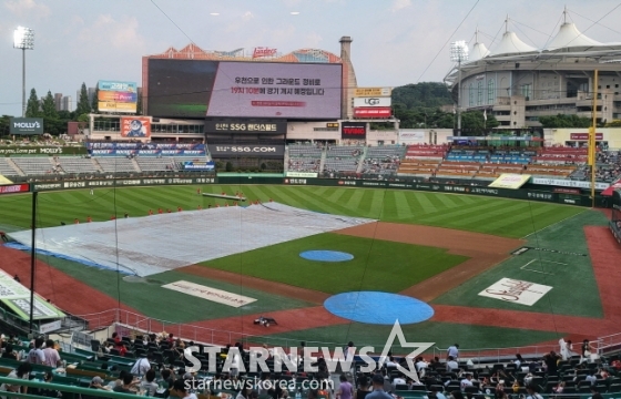 8알 인천 SSG랜더스필드 경기 개시를 앞두고 덮였던 방수포를 걷어내고 있다. /사진=안호근 기자