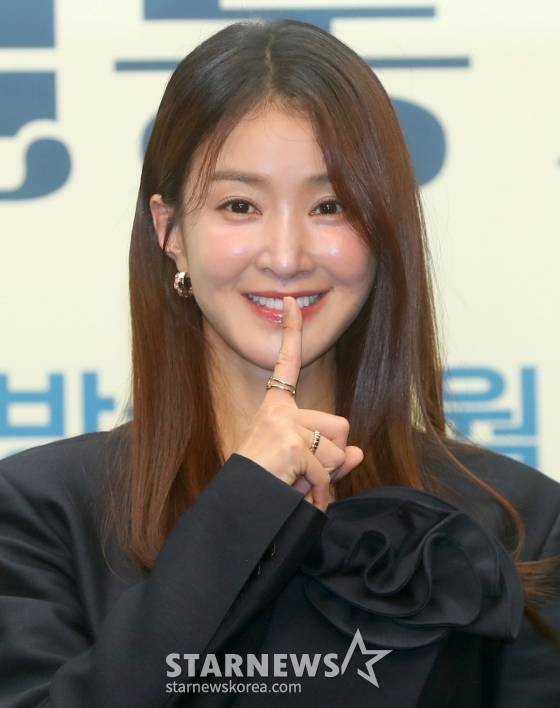 [서울=뉴시스] 김혜진 기자 = 배우 이시영이 16일 오후 서울 마포구 스탠포드호텔에서 열린 ENA 새 월화드라마 &#039;살롱 드 홈즈&#039; 제작발표회에서 포즈를 취하고 있다. 2025.06.16. jini@newsis.com /사진=김혜진