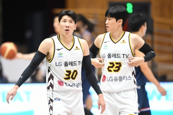 두경민(왼쪽)과 전성현. /사진=KBL