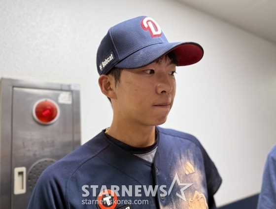 두산 김민석이 8일 사직 롯데전 승리 후 취재진과 인터뷰를 하고 있다. /사진=양정웅 기자 