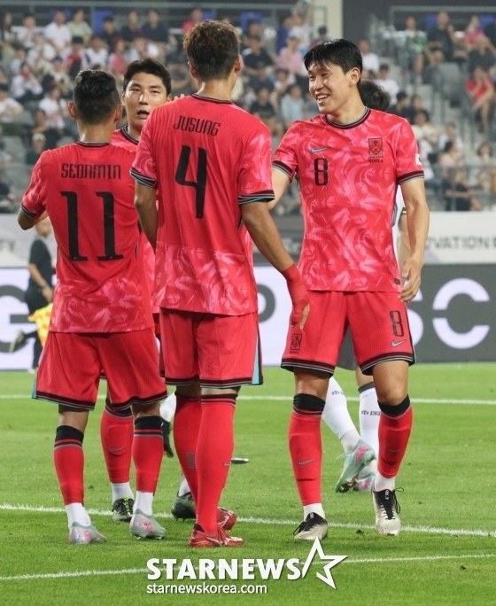 김주성(4번)이 7일 용인미르스타디움에서 열린 2025 동아시아축구연맹(EAFF) E-1 챔피언십(동아시안컵) 1차전에서 세 번째 골을 넣고 세리머니하고 있다. /사진=김진경 대기자