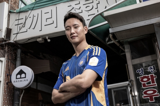 울산광역시 북구 소재 코끼리 종합 시장에서 울산HD 입단 오피셜 사진을 찍은 정승현. 