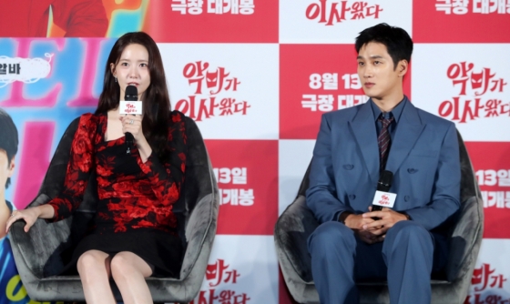[서울=뉴시스] 김혜진 기자 = 배우 임윤아(왼쪽)가 9일 오전 서울 용산구 CGV용산아이파크몰에서 열린 영화 &#039;악마가 이사왔다&#039;(감독 이상근) 제작보고회에서 취재진의 질문에 답하고 있다. 2025.07.09. jini@newsis.com /사진=김혜진