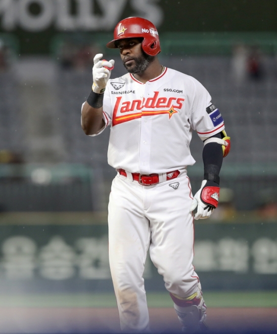 SSG 에레디아가 8일 KT전 안타를 날리고 세리머니를 하고 있다. /사진=SSG 랜더스 제공