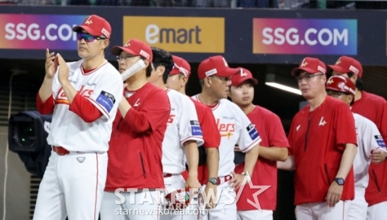 8일 KT전에서 승리한 뒤 선수단에게 박수를 보내는 이숭용 SSG 감독(왼쪽). /사진=강영조 선임기자