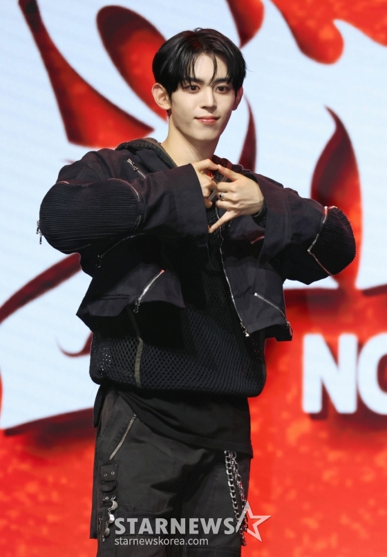 그룹 나우즈(NOWZ) 현빈이 9일 오후 서울 광진구 예스24라이브홀에서 진행된 첫 번째 미니 앨범 &#039;IGNITION&#039; 발매기념 쇼케이스에서 포즈를 취하고 있다. /2025.07.09 /사진=이동훈 photoguy@