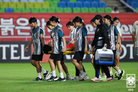 9일 오후 8시 수원월드컵경기장에서 열린 2025 동아시아축구연맹(EAFF) E-1 챔피언십(동아시안컵) 1차전  전반 도중 부상으로 실려나가는 전유경(빨간색 유니폼). /사진=대한축구협회 제공