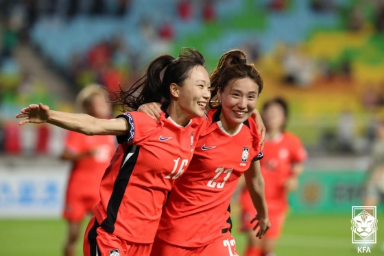 장슬기(왼쪽)가 9일 오후 8시 수원월드컵경기장에서 열린 2025 동아시아축구연맹(EAFF) E-1 챔피언십(동아시안컵) 1차전 전반전 동점골을 넣고 세리머니하고 있다. /사진=대한축구협회 제공