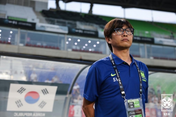 신상우 여자축구 국가대표팀 감독이 9일 오후 8시 수원월드컵경기장에서 열린 2025 동아시아축구연맹(EAFF) E-1 챔피언십(동아시안컵) 1차전 경기를 바라보고 있다. /사진=대한축구협회 제공
