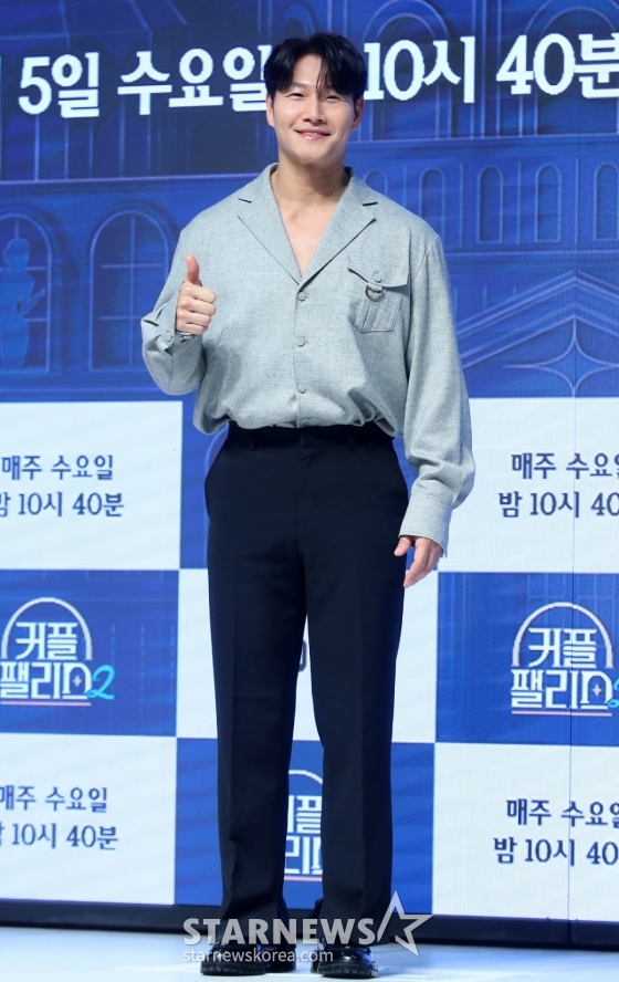 가수 김종국이 4일 오전 서울 강남구 논현동 엘리에나호텔에서 진행된 엠넷 예능 &#039;커플팰리스2&#039; 제작발표회에 참석해 포즈를 취하고 있다.   &#039;커플팰리스2&#039;는 완벽한 결혼 상대를 찾는 싱글남녀들을 위한 대규모 커플 매칭 서바이벌로, &#039;결혼정보회사(결정사)&#039; 못지않은 극사실적 매칭 시스템을 통해 평생을 함께하고 싶은 동반자를 찾는 스토리를 담아낸다. 오는 5일 첫 방송. 2025.02.04 /사진=김창현 chmt@