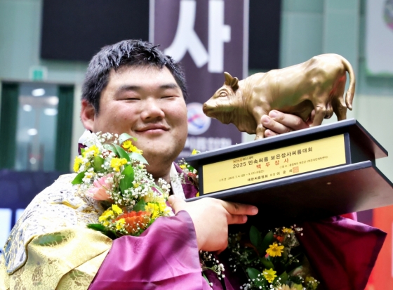 충청북도 보은군 보은국민체육센터에서 열린 &#039;위더스제약 2025 민속씨름보은장사씨름대회&#039; 백두장사(140kg이하)에 등극한 김동현(용인특례시청)이 장사인증서와 황소트로피를 들고 기념사진을 찍고 있다./사진=대한씨름협회 제공
