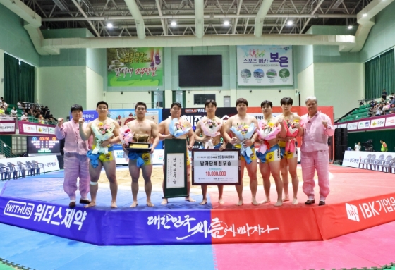 단체전에서 우승한 울주군청(울산광역시)이 이대진 감독(오른쪽 첫번째), 이진형 코치(왼쪽 첫번째)와 기념사진을 찍고 있다. /사진=대한씨름협회 제공