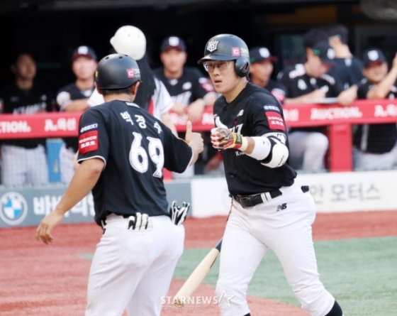 홈런을 날린 허경민(오른쪽)이 박경수 코치와 하이파이브를 하고 있다. /사진=강영조 선임기자