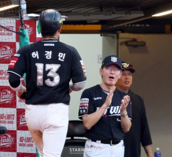허경민(왼쪽)이 홈런을 친 뒤 이강철 감독의 감탄 섞인 박수를 받으며 더그아웃으로 향하고 있다. /사진=강영조 선임기자