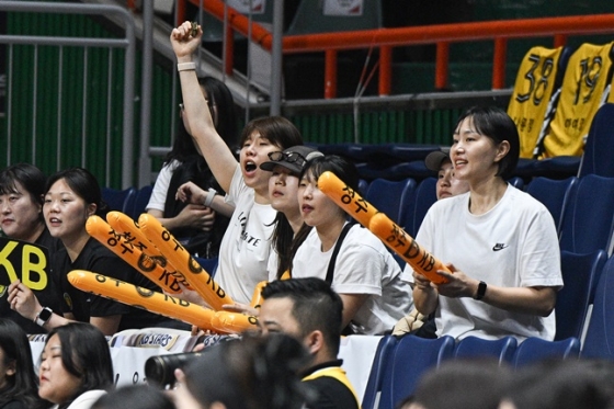 염윤아(맨 오른쪽)를 비롯한 KB스타즈 선수들이 부산 사직체육관을 찾아 후배들을 응원하고 있다. /사진=WKBL 제공 