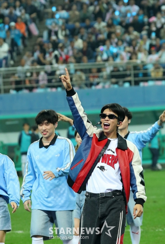 가수 임영웅이 12일 오후 대전 유성구 노은동 대전월드컵경기장에서 열린 &#039;하나은행 자선축구대회 팀 히어로 VS 팀 기성용&#039; 경기에서 하프타임 공연을 하고 있다. 2024.10.12 /사진=김창현