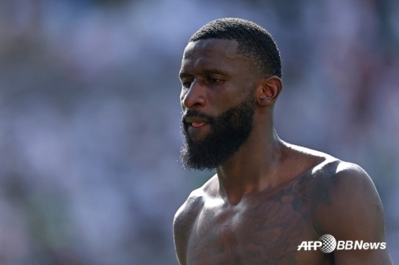 안토니오 뤼디거가 10일 미국 뉴저지주 이스트 러더퍼드의 메트라이프 스타디움에서 열린 PSG 대 레알 마드리드의 &#039;2025 국제축구연맹(FIFA) 클럽 월드컵&#039; 4강전에서 패한 뒤 아쉬운 표정을 짓고 있다. /AFPBBNews=뉴스1