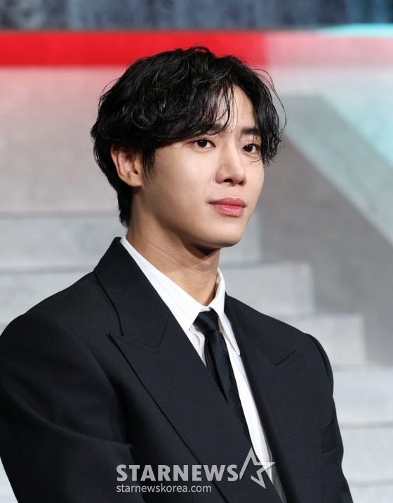 (서울=뉴스1) 권현진 기자 = 배우 추영우가 5일 오전 서울 중구 장충로 앰버서더 서울 풀만 호텔에서 열린 넷플릭스 '광장' 제작발표회에 참석해 포즈를 취하고 있다. ‘광장’은 스스로 아킬레스건을 자르고 광장 세계를 떠났던 남기준(소지섭)이 조직의 2인자였던 동생 남기석(이준혁)의 죽음으로 11년 만에 돌아와 복수를 위해 그 배후를 파헤치는 누아르 액션으로 오는 6일 첫 공개 예정이다. 2025.6.5/뉴스1 Copyright (C) 뉴스1. All rights reserved. 무단 전재 및 재배포, AI학습 이용 금지. /사진=(서울=뉴스1) 권현진 기자