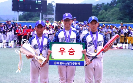 우승을 차지한 경기 시흥시유소년야구단 선수들.  /사진=대한유소년야구연맹