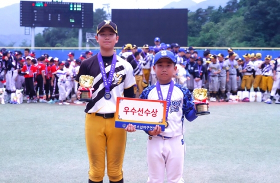 우수선수상을 방은 황현민(왼쪽·경기 남양주야놀유소년야구단)과 홍재민(경기 시흥시유소년야구단).  /사진=대한유소년야구연맹