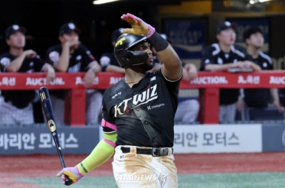 멀티 홈런을 날리고 있는 로하스. /사진=강영조 선임기자