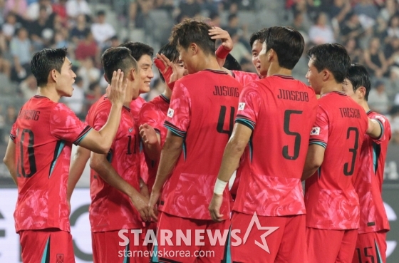 2025 동아시아축구연맹(EAFF) E-1 풋볼 챔피언십(동아시안컵) 한국-중국전이 7일 경기도  용인미르스타디움에서 열렸다.  대한민국 감주성이 세 번째 골을 터뜨린 후 동료들과 기뻐하고 있다. /사진=김진경 대기자