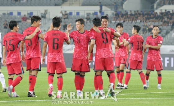 2025 동아시아축구연맹(EAFF) E-1 풋볼 챔피언십(동아시안컵) 한국-중국전이 7일 경기도  용인미르스타디움에서 열렸다.  대한민국  주민규가 헤더슛으로 두 번째 골을  터뜨린 후 동료들과 기뻐하고 있다. /사진=김진경 대기자