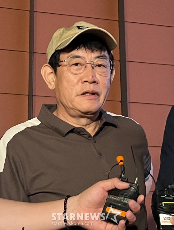 (서울=뉴스1) 김종훈 기자 = 코미디언 이경규가 24일 오후 11시 45분께 서울 강남경찰서에서 약물 운전 혐의와 관련한 조사를 마친 뒤 취재진의 질문에 답하고 있다. 2025.6.24/뉴스1  Copyright (C) 뉴스1. All rights reserved. 무단 전재 및 재배포,  AI학습 이용 금지. /사진=(서울=뉴스1) 김종훈 기자