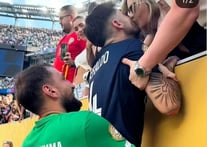 PSG 승리 후 달려가 미녀 여친과 키스 '영화 속 장면 같네'